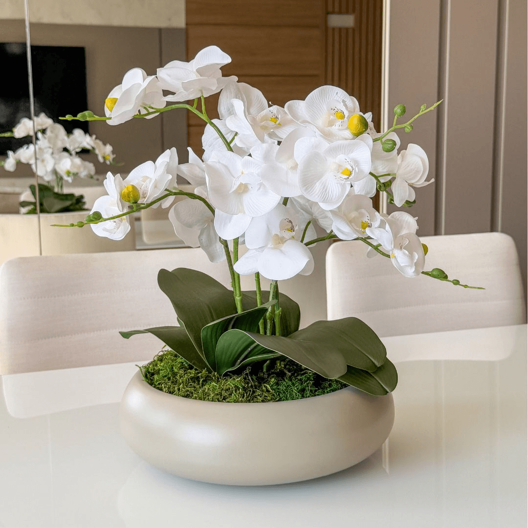 ARRANJO DE ORQUÍDEA BRANCA IASMIN 6 HASTES COM VASO DE CERÂMICA FENDI CLARA