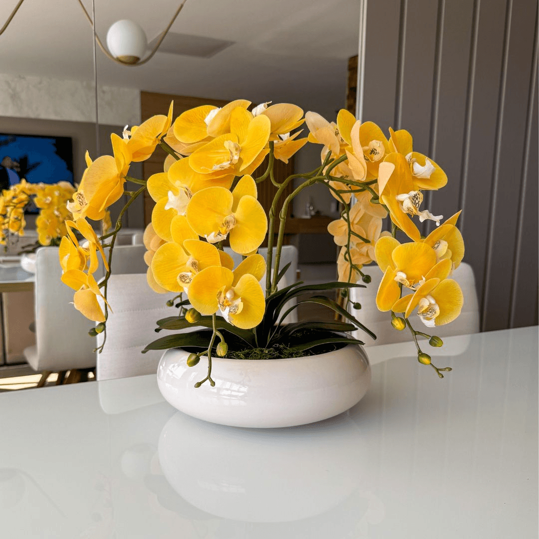 ARRANJO DE ORQUÍDEA AMARELA COM VASO DE CERÂMICA BRANCO CLARA