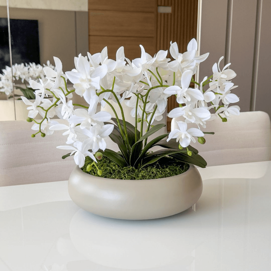 ARRANJO DE ORQUÍDEA BRANCA IARA 5 HASTES COM VASO DE CERÂMICA FENDI CLARA