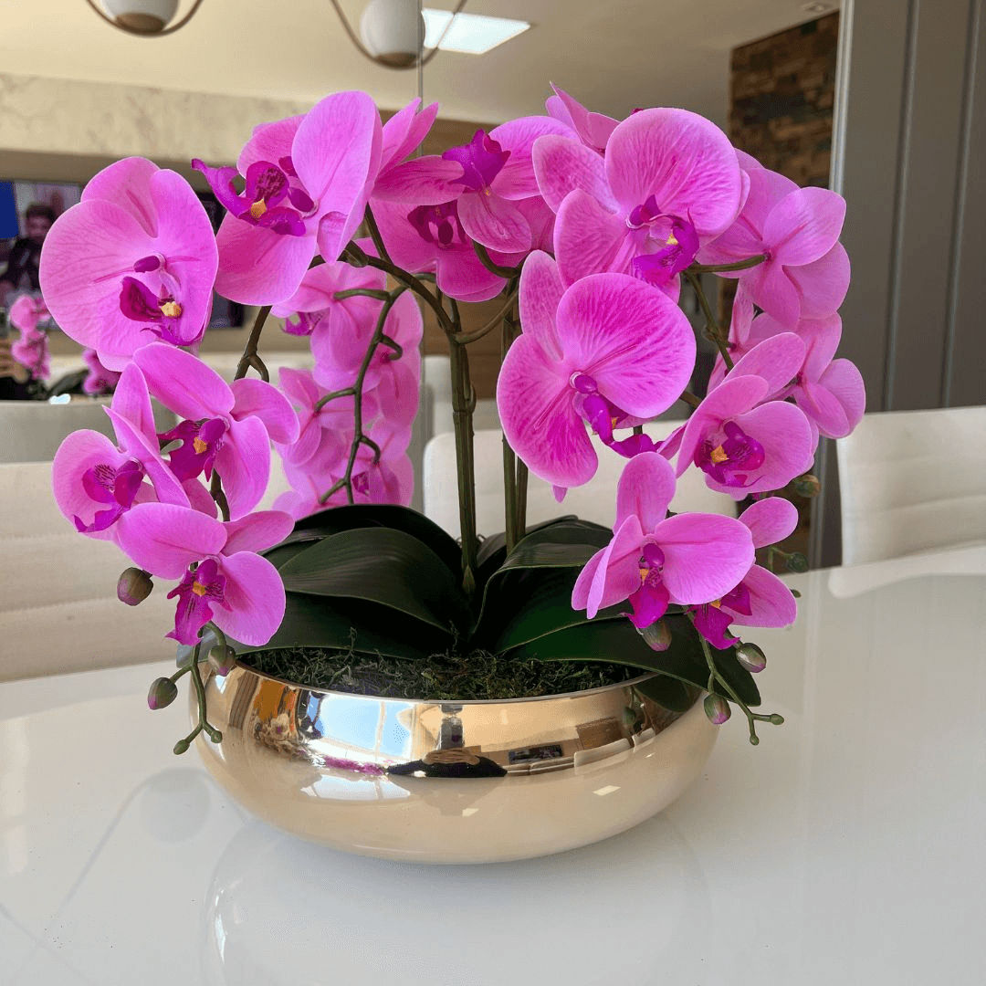 ARRANJO DE ORQUÍDEA ROSA COM VASO DE VIDRO DOURADO GOLD