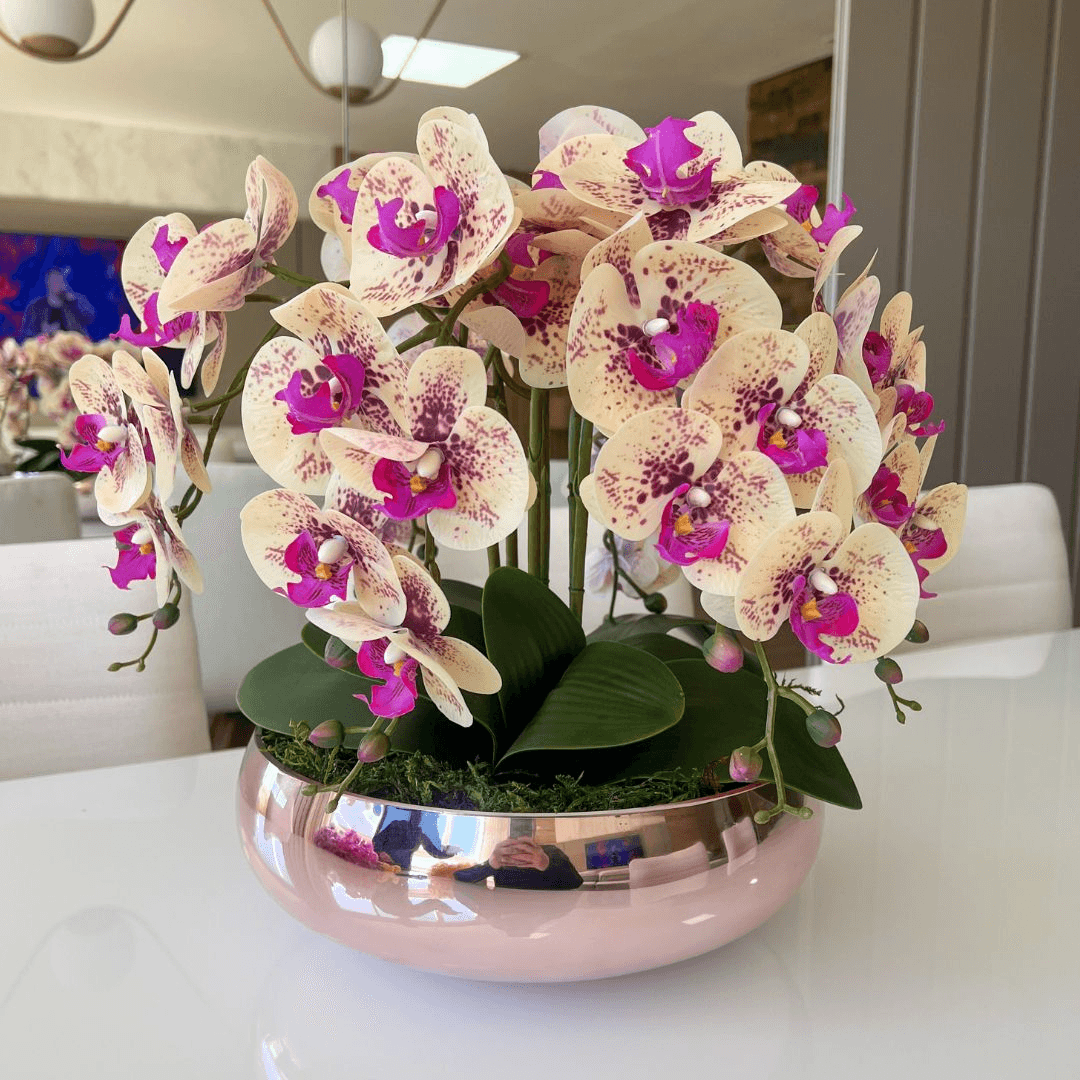 ARRANJO DE ORQUÍDEA MISTA 6 HASTES COM VASO DE VIDRO ROSÊ GOLD
