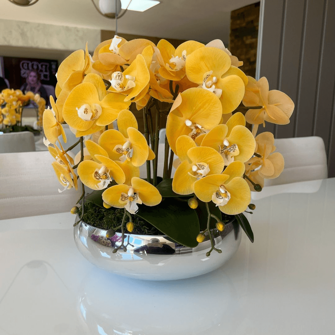 ARRANJO DE ORQUÍDEA AMARELA COM VASO DE VIDRO PRATA GOLD