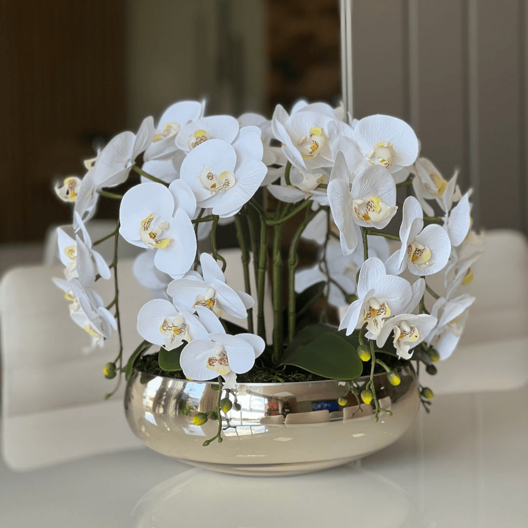 ARRANJO DE ORQUÍDEA BRANCA 6 HASTES COM VASO DE VIDRO DOURADO GOLD