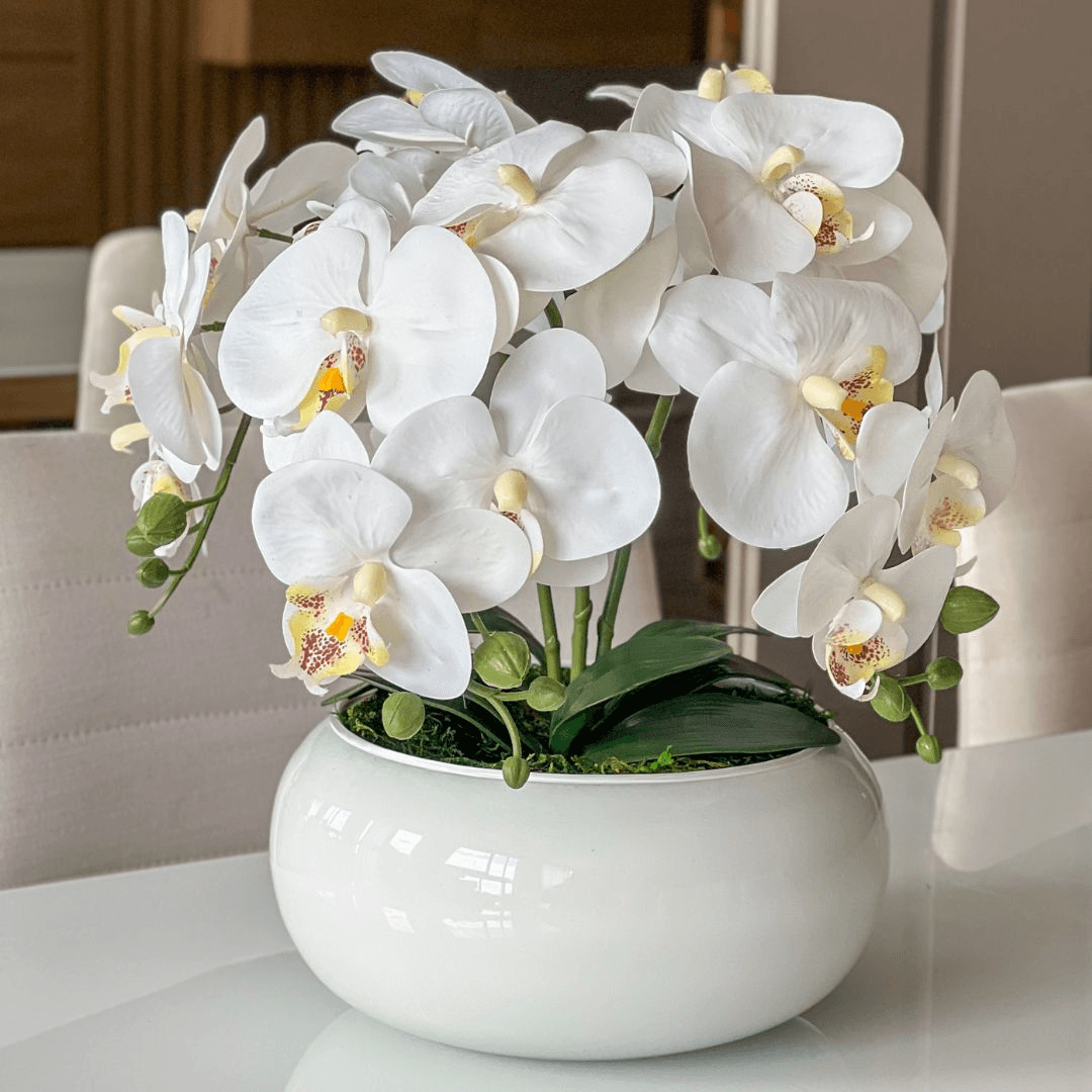 ARRANJO DE ORQUÍDEA BRANCA KATIA COM VASO DE VIDRO BRANCO FERNANDA 22 CM 