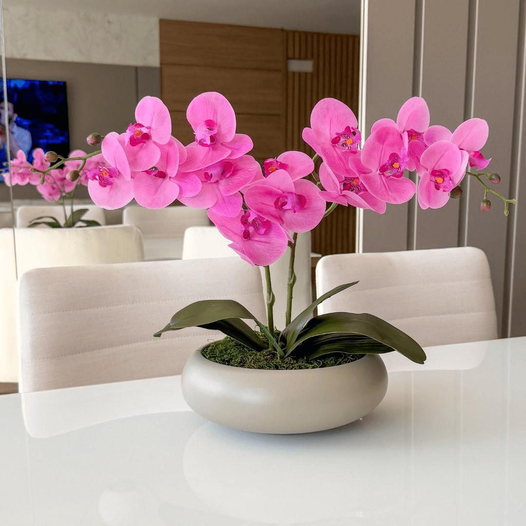 ARRANJO DE ORQUÍDEA ROSA COM VASO DE CERÂMICA FENDI CLARA