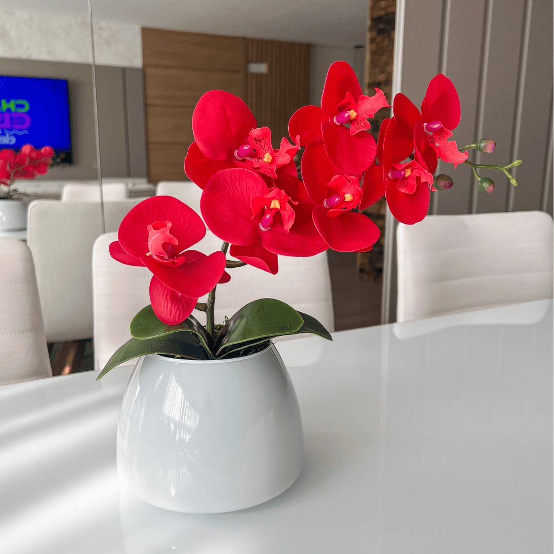 ARRANJO DE ORQUÍDEA VERMELHA VASO DE VIDRO BRANCO CAROL
